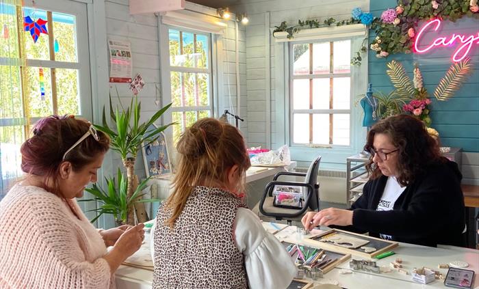 The porcelain classes are suitable for children over 8 years and the jewellery classes are suitable for over 10 years.  Children must be accompanied b